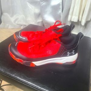 Under armour kids sneakers size 3.5Y. Worn once
